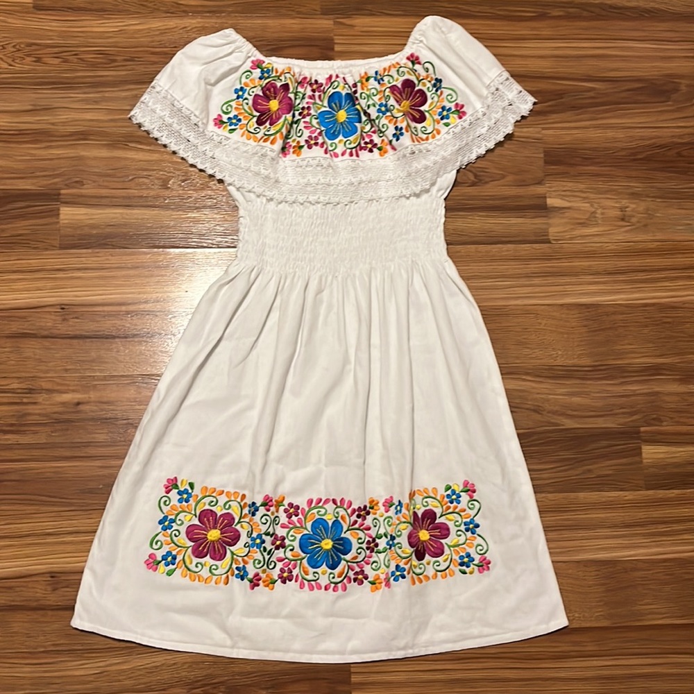 White dress - Picture 2 of 5